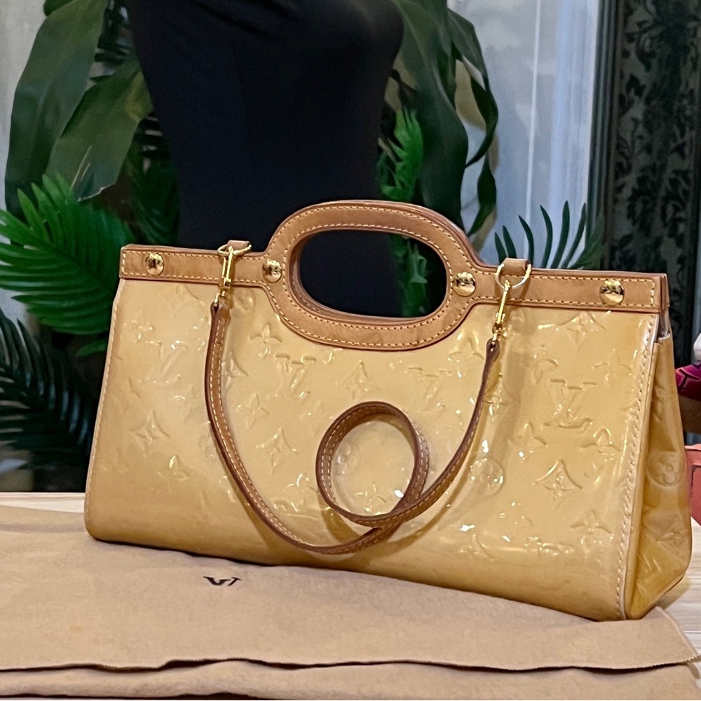 ๐ AUTHENTIC LOUIS VUITTON ROXBURY DRIVE YELLOW VERNIS HANDBAG - Picture 1 of 16